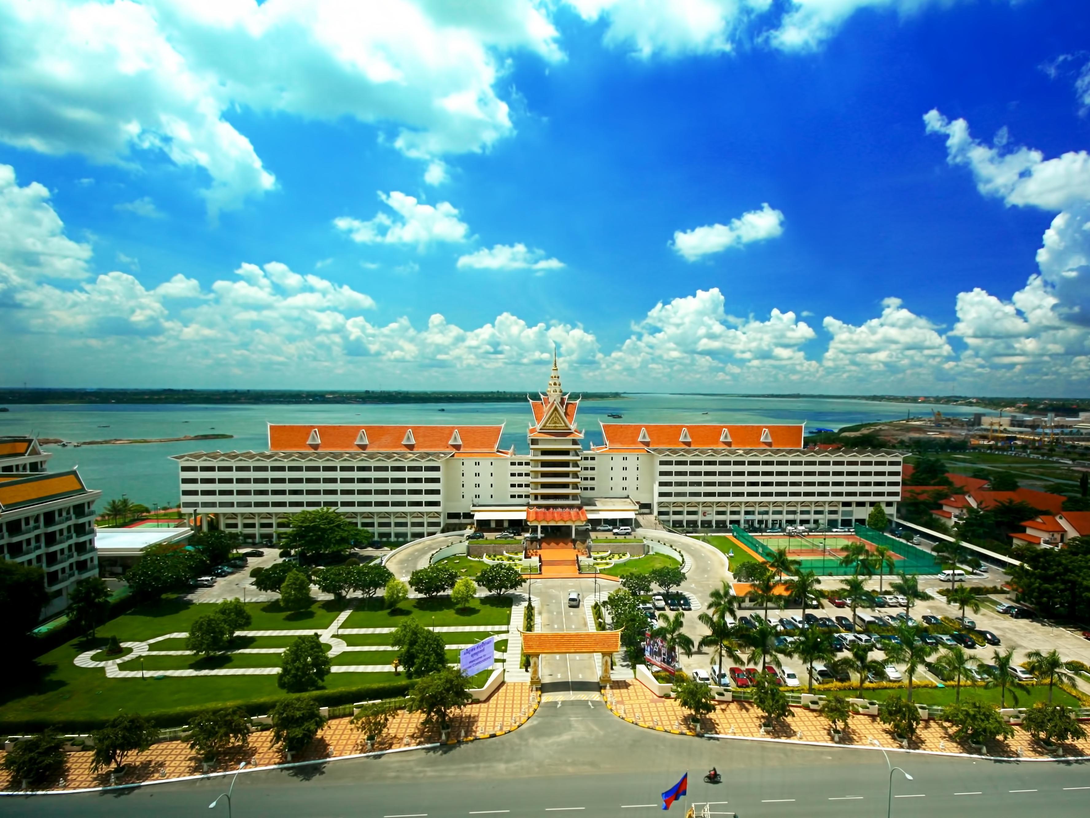 Hotel Cambodiana Пном Пен Екстериор снимка