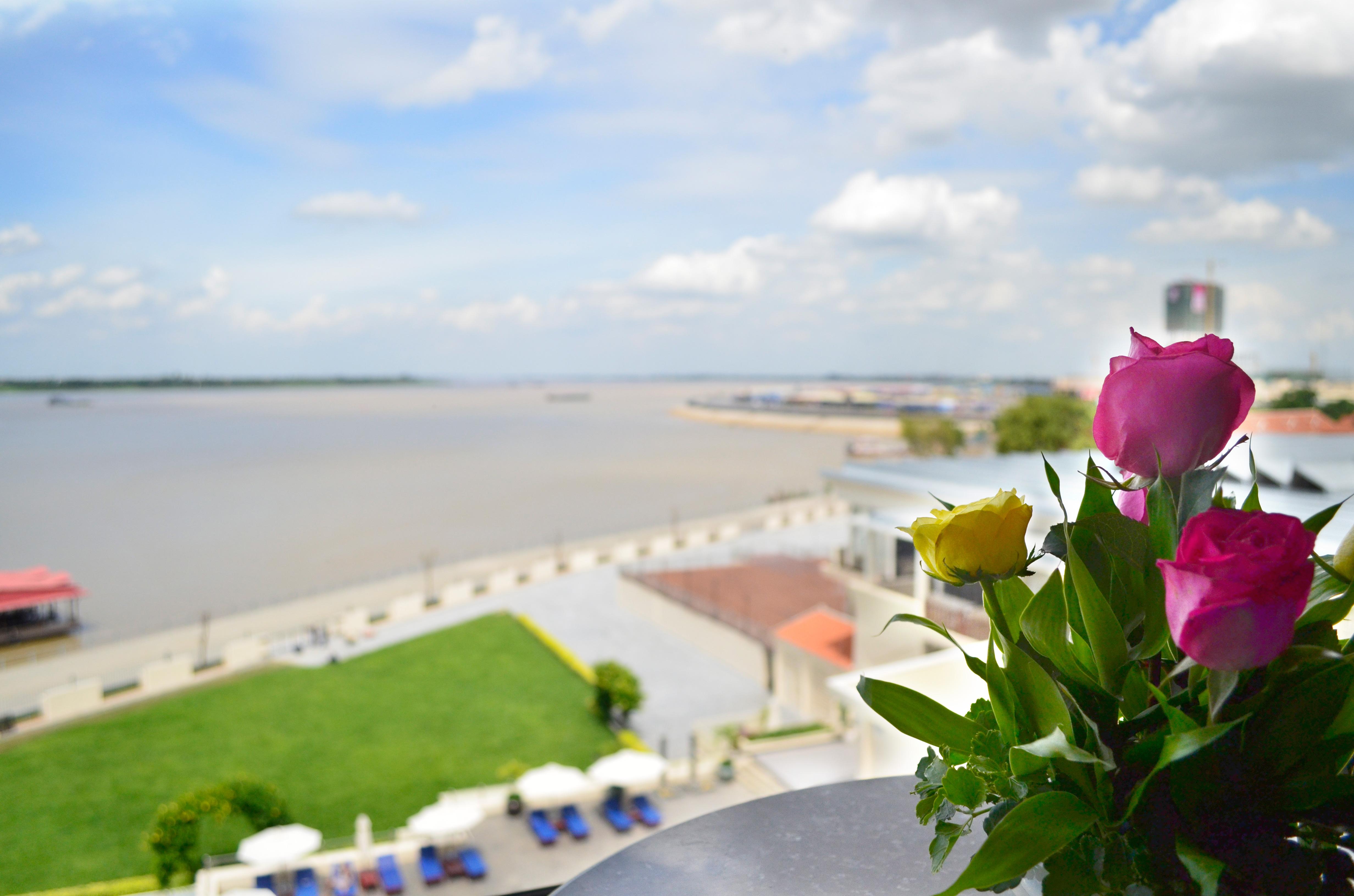 Hotel Cambodiana Пном Пен Екстериор снимка
