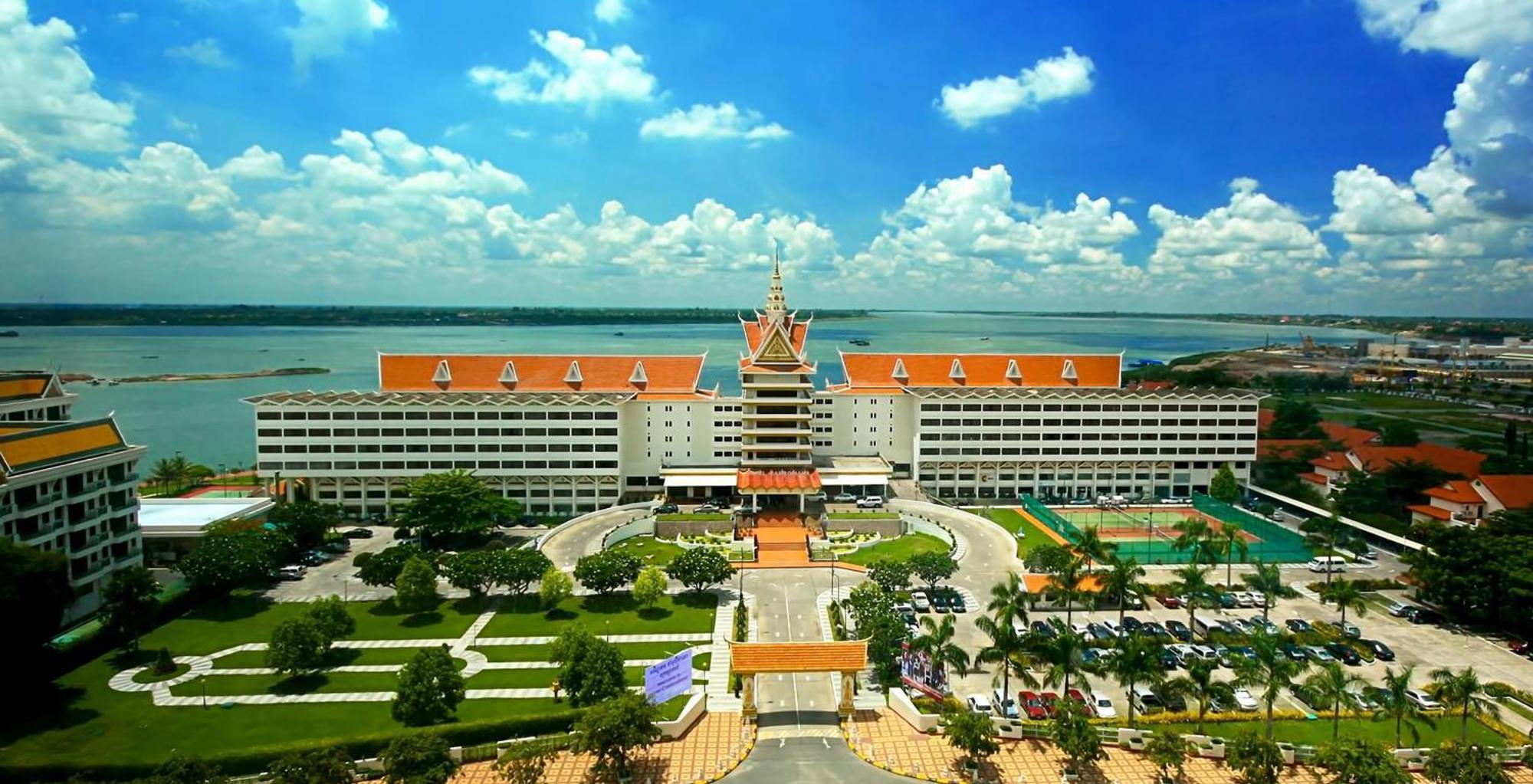 Hotel Cambodiana Пном Пен Екстериор снимка