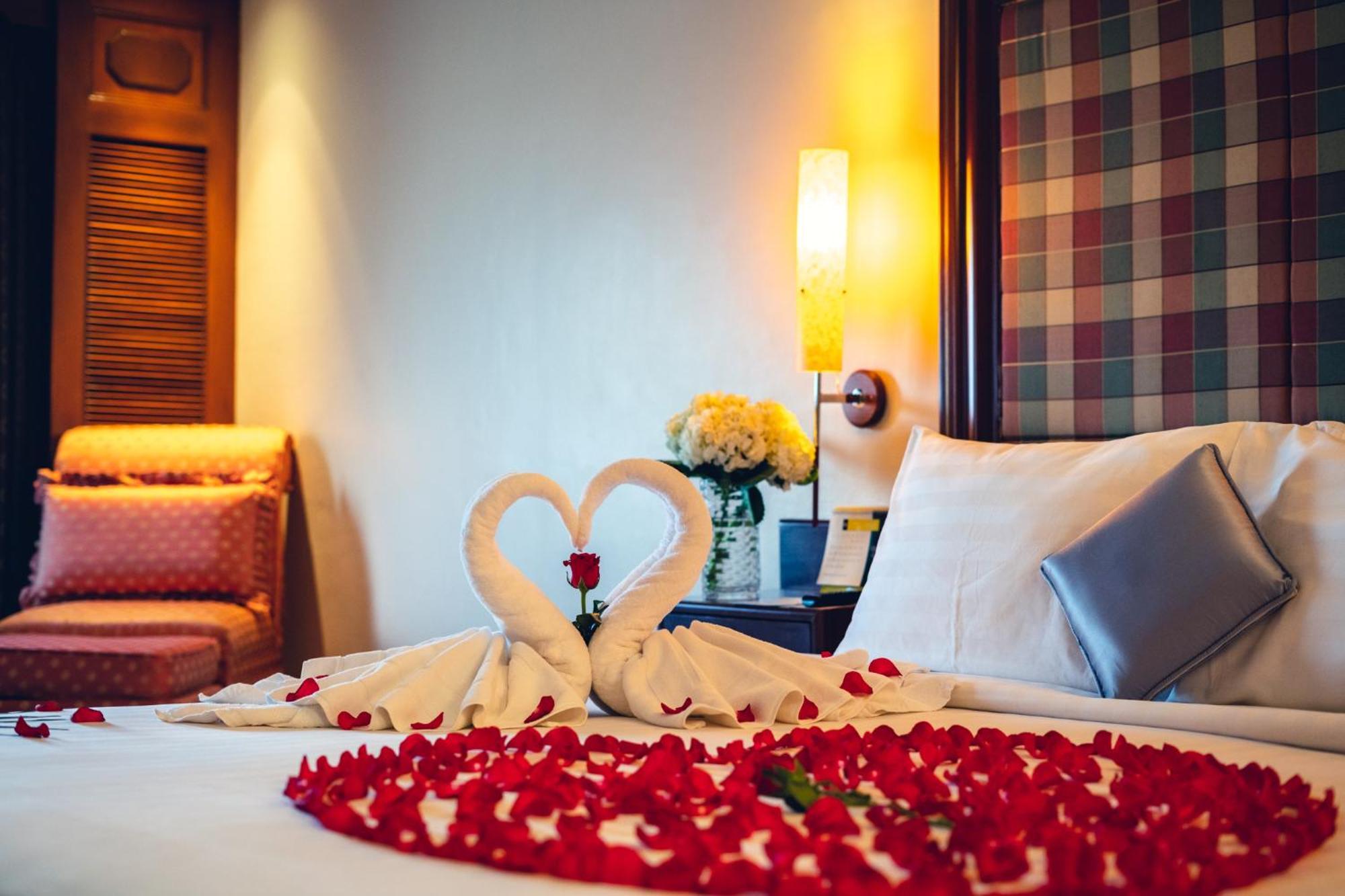 Hotel Cambodiana Пном Пен Екстериор снимка