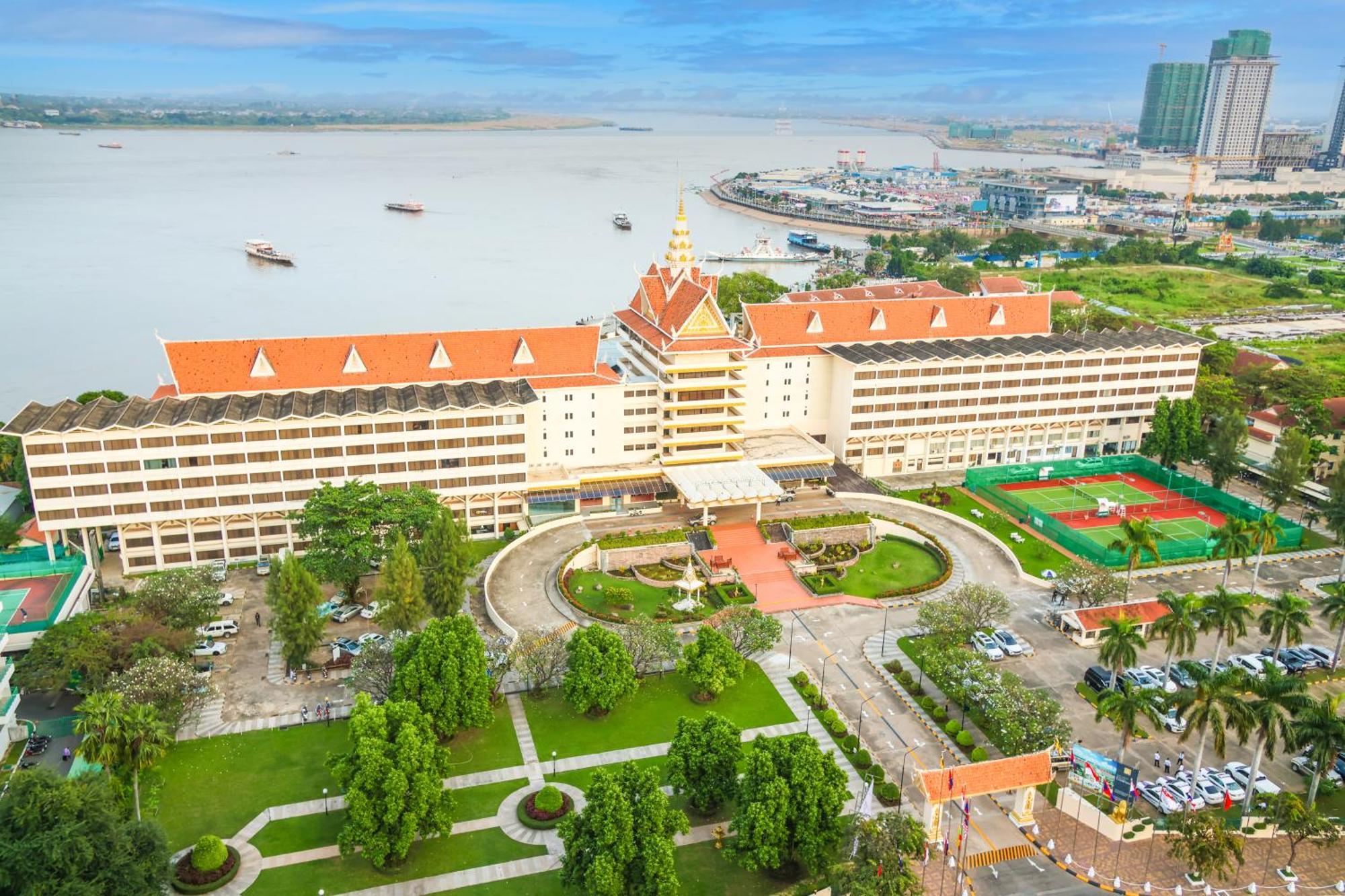 Hotel Cambodiana Пном Пен Екстериор снимка