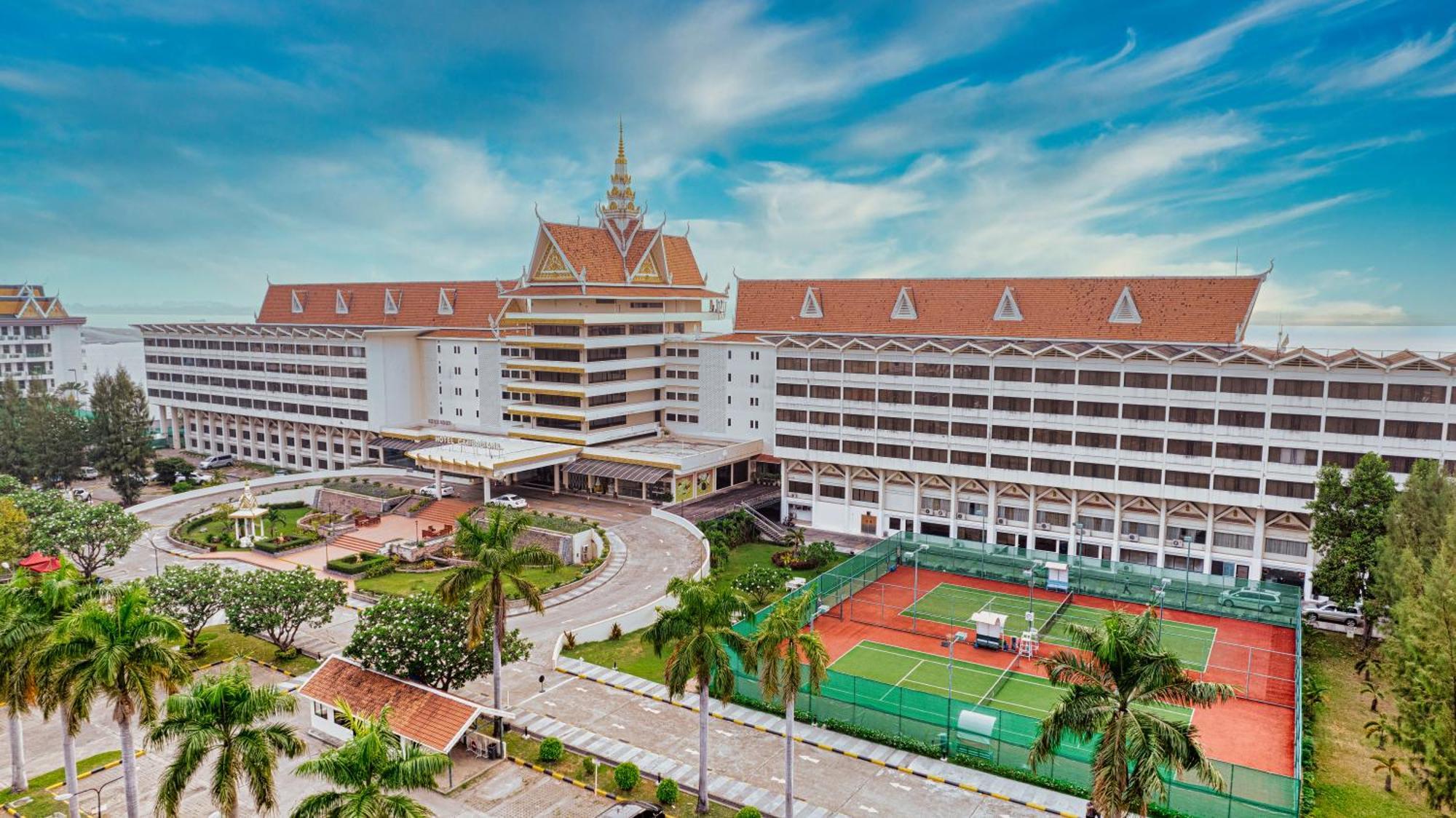 Hotel Cambodiana Пном Пен Екстериор снимка