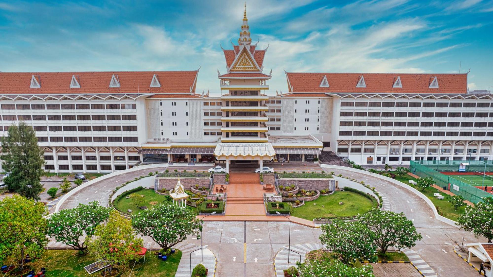 Hotel Cambodiana Пном Пен Екстериор снимка