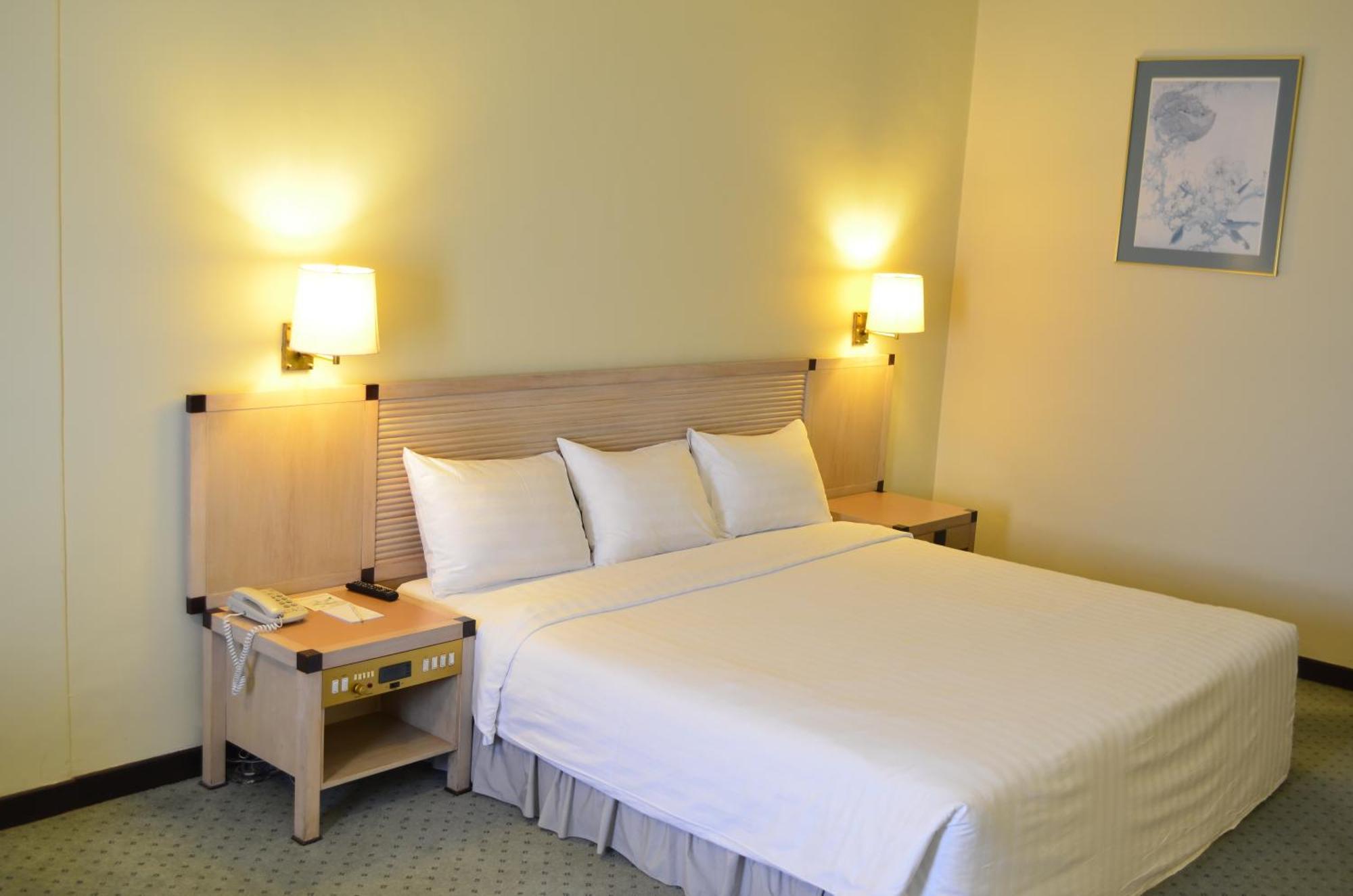 Hotel Cambodiana Пном Пен Екстериор снимка