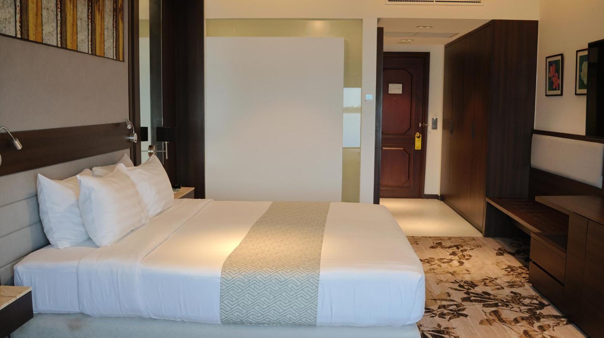 Hotel Cambodiana Пном Пен Екстериор снимка