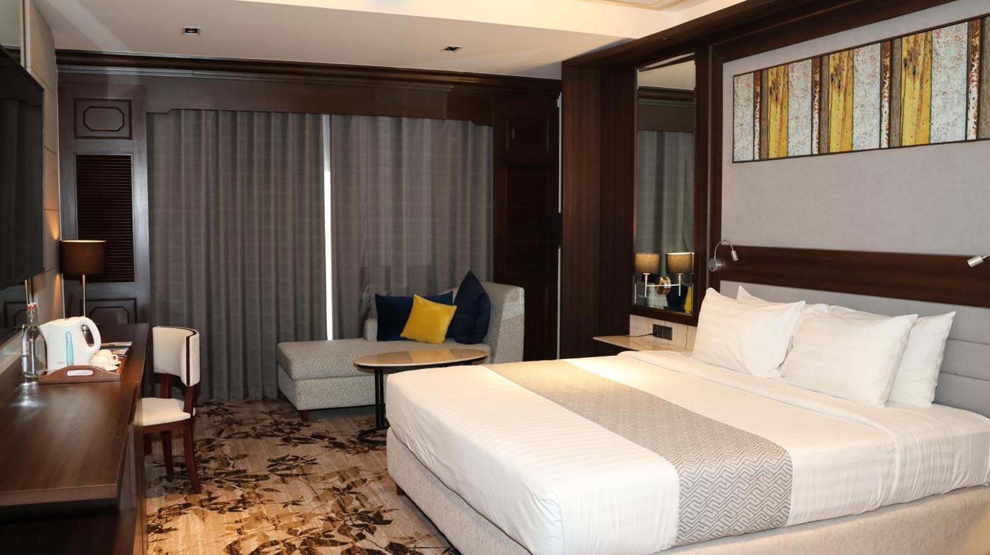Hotel Cambodiana Пном Пен Екстериор снимка