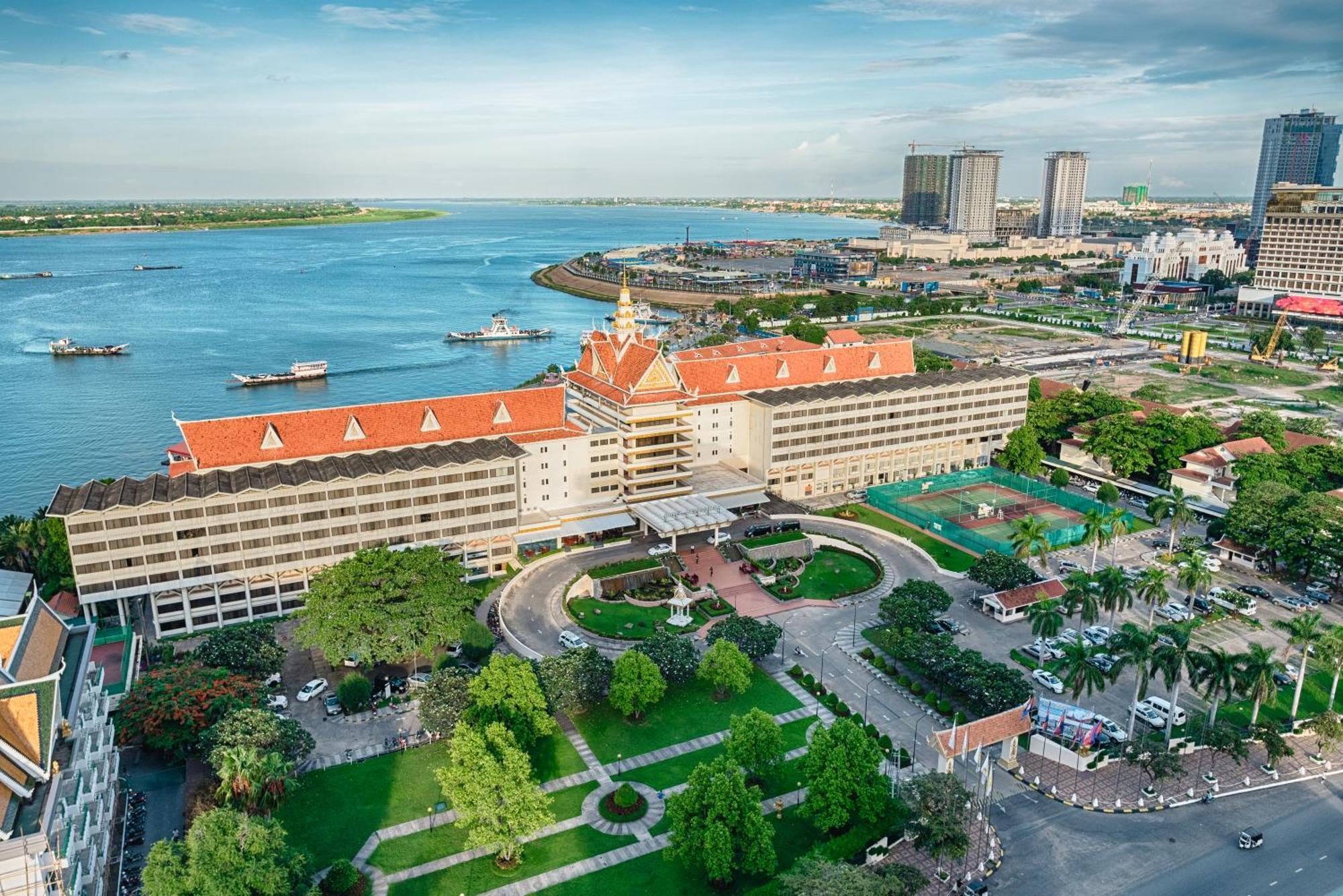 Hotel Cambodiana Пном Пен Екстериор снимка