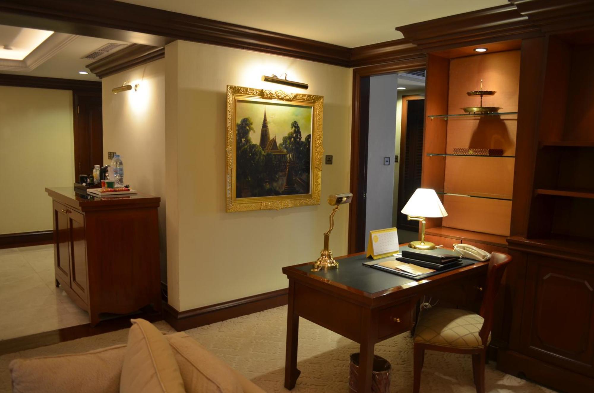 Hotel Cambodiana Пном Пен Екстериор снимка