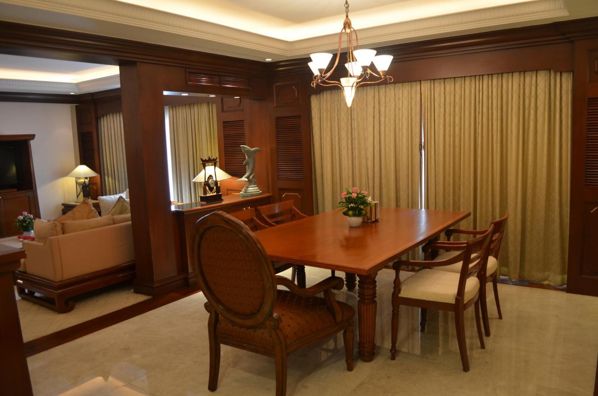 Hotel Cambodiana Пном Пен Екстериор снимка