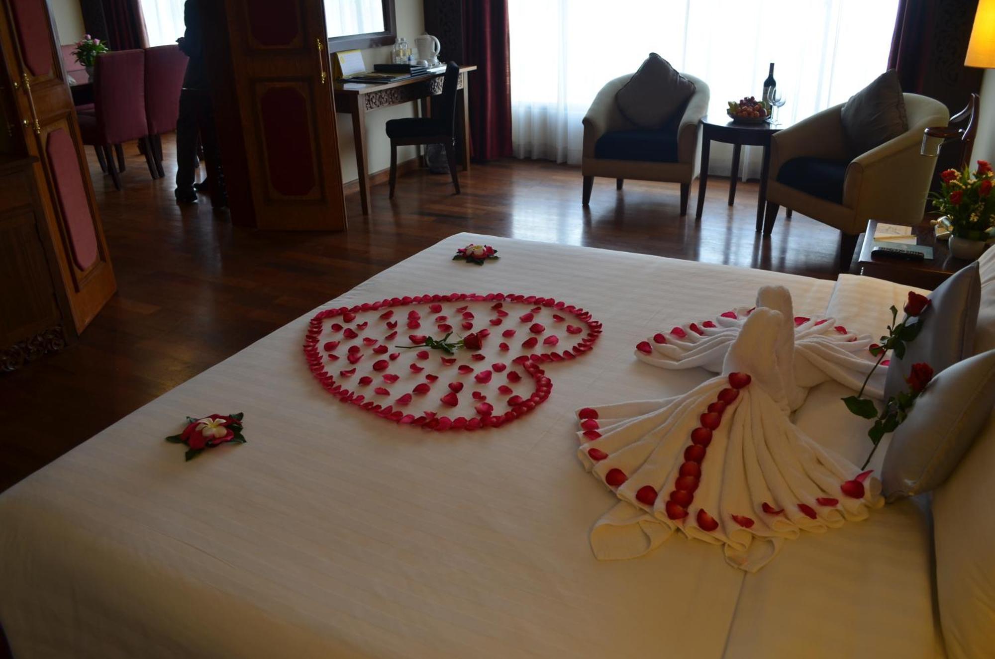 Hotel Cambodiana Пном Пен Екстериор снимка