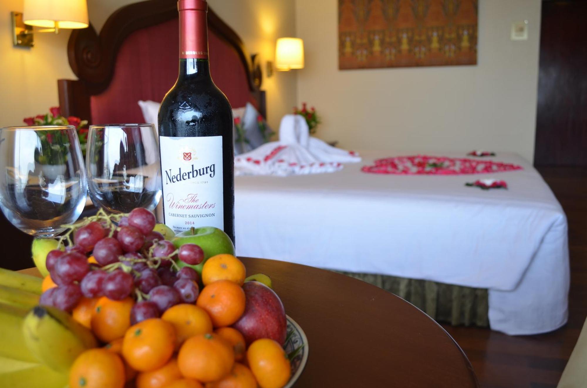 Hotel Cambodiana Пном Пен Екстериор снимка