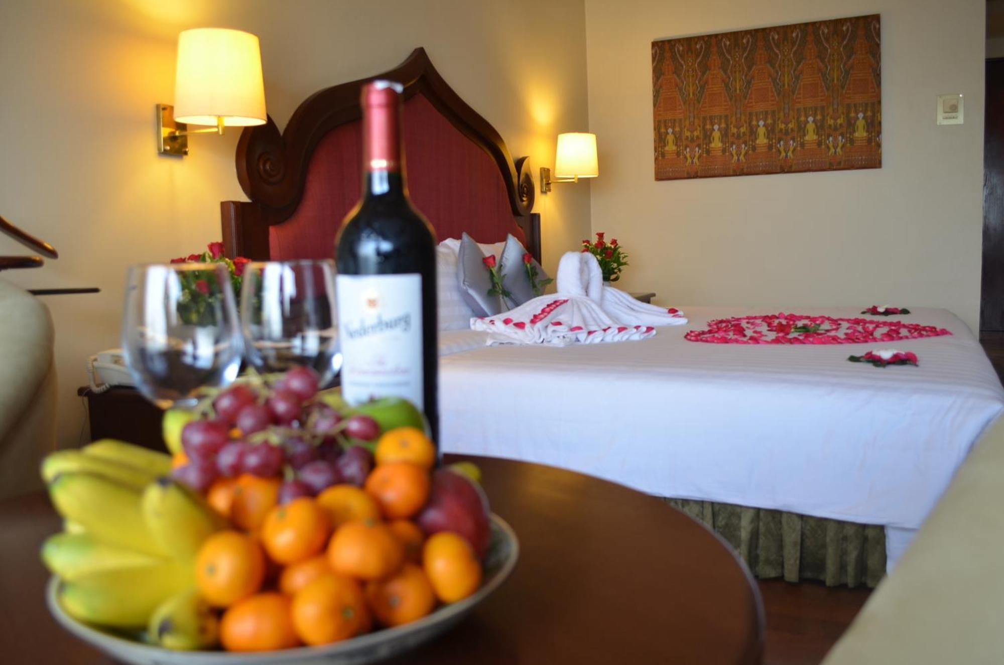 Hotel Cambodiana Пном Пен Екстериор снимка
