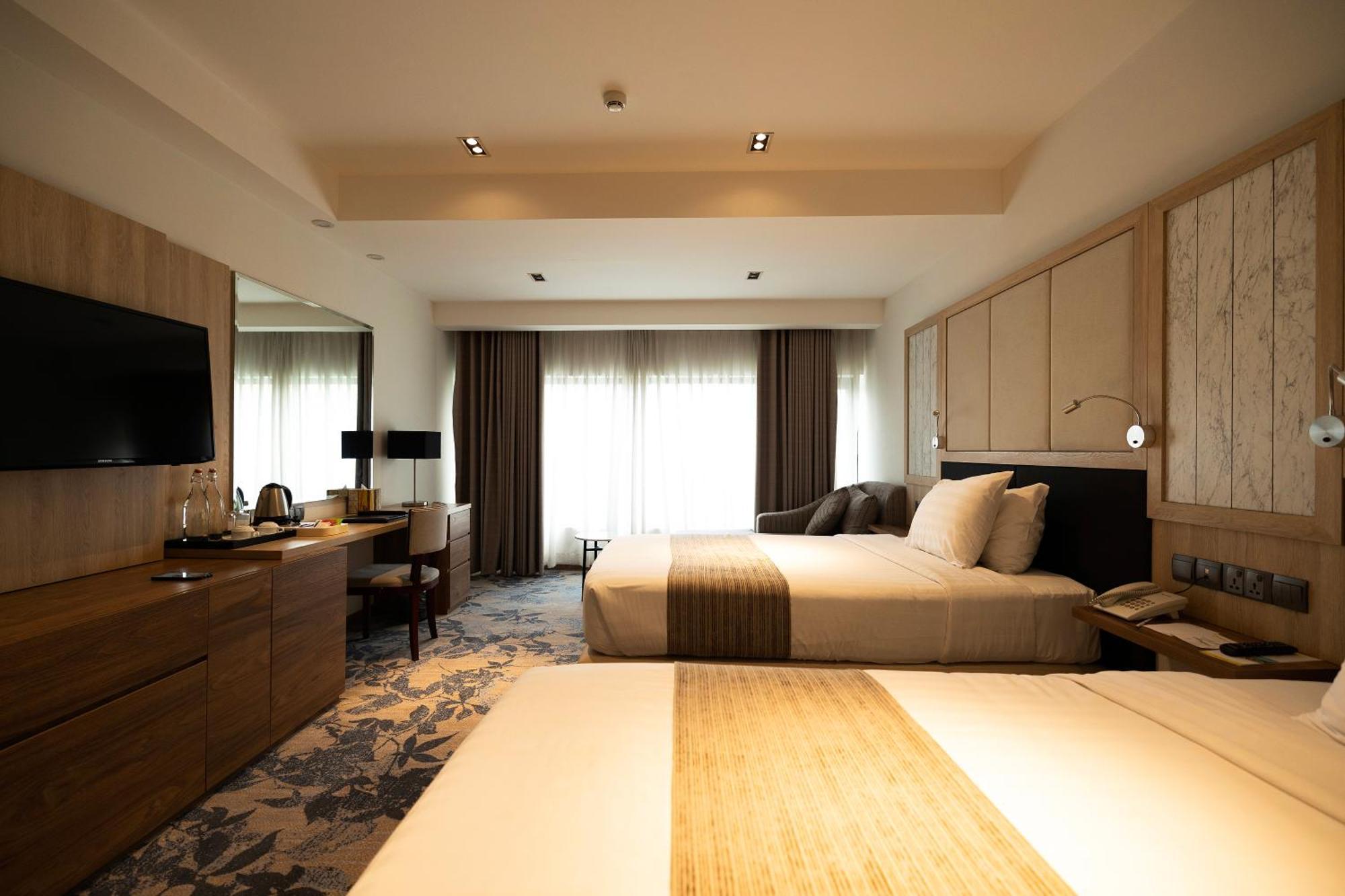 Hotel Cambodiana Пном Пен Екстериор снимка