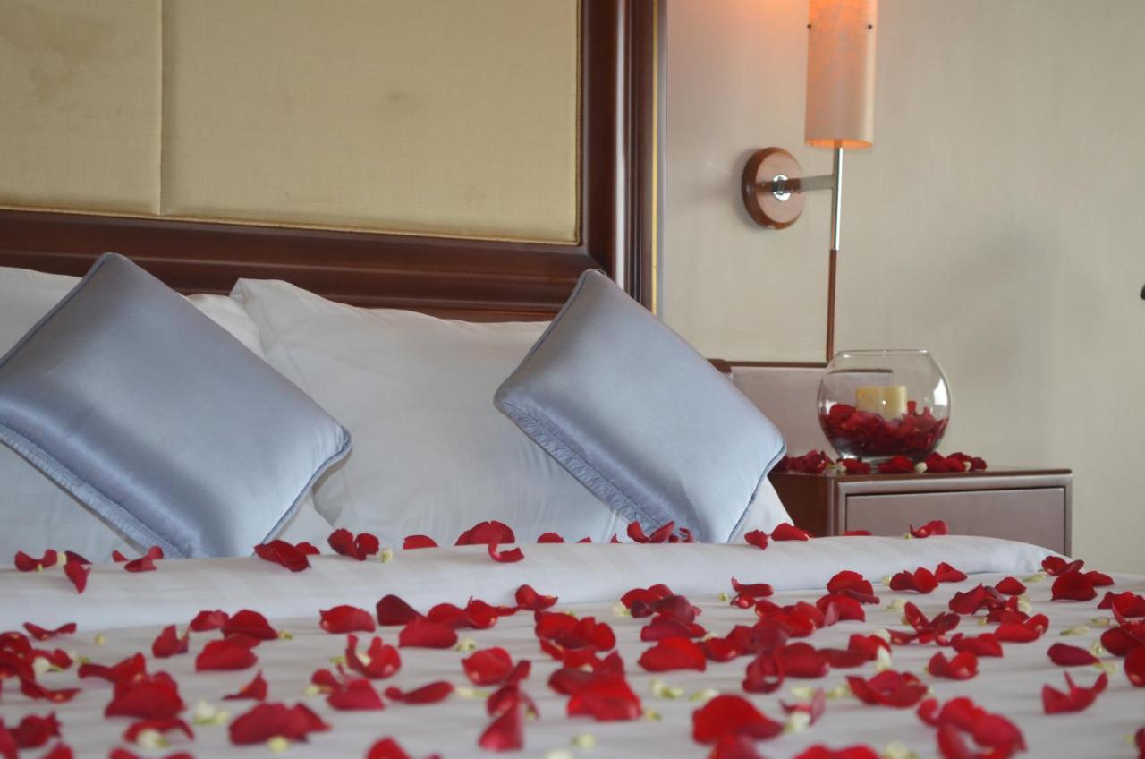 Hotel Cambodiana Пном Пен Екстериор снимка